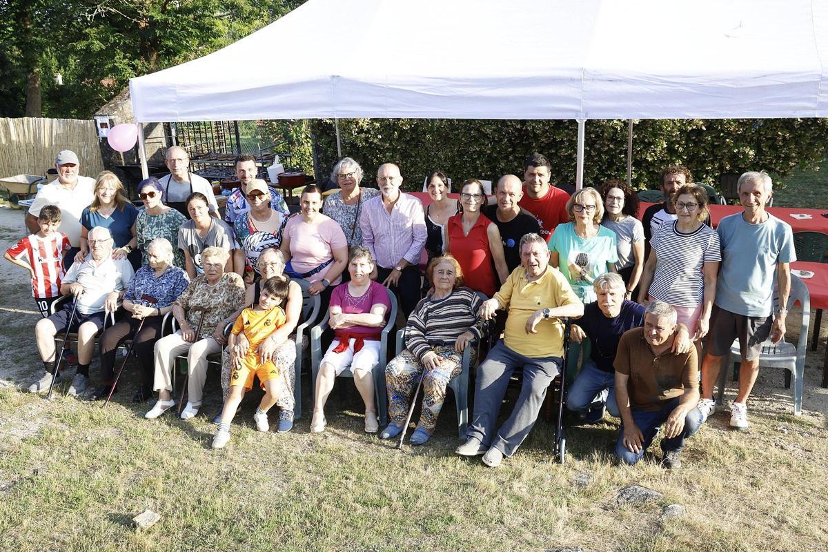 Asistentes a la churrascada de la Asociación Aba do Pedroso