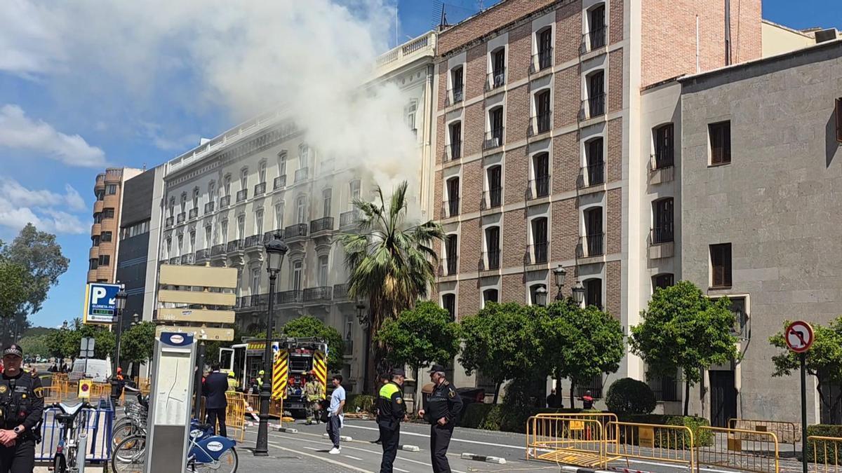 Así fue el incendio de la palmera en la plaza de Tetuán