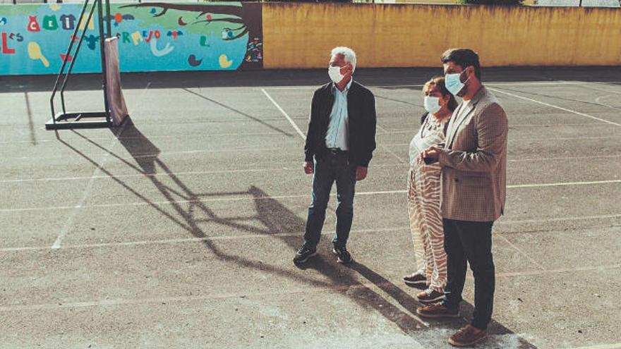 Andrés Raya y Luis Yeray Gutiérrez, durante una visita a un centro docente del municipio.