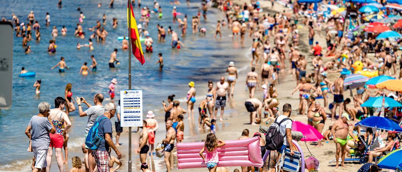 Turista y bañistas en la playa de Levante de Benidorm, municipio en el que ya resultad complicado encontrar habitaciones los fines de semana