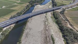 El Ebro ocupa un tercio de su cauce, a la altura del puente de la autovía.