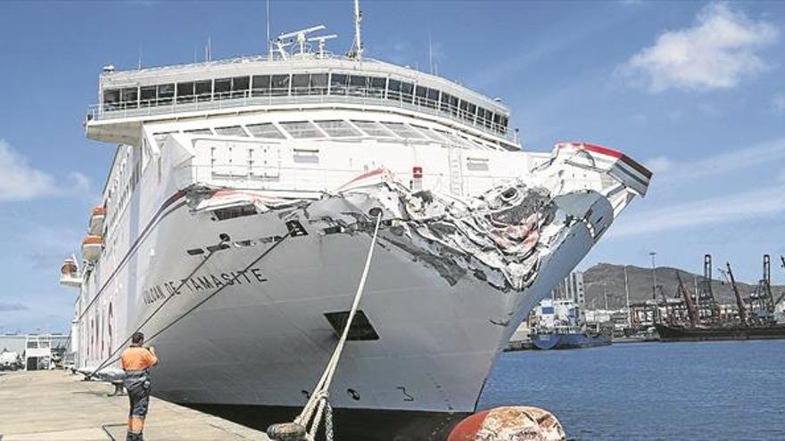 Un ferry vierte al mar 60.000 litros de gasóleo al chocar con un dique