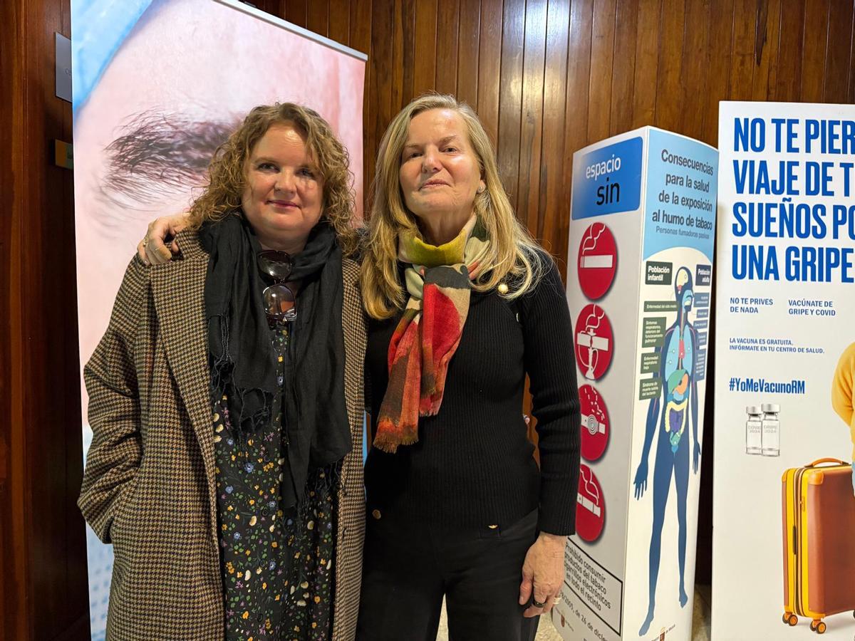 Lola García (derecha) junto a su hija Josefina Bueno ayer en la Consejería de Salud.