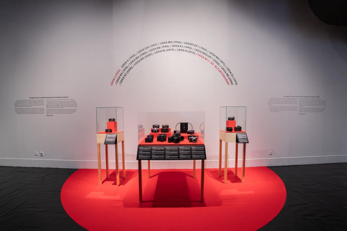 La exposición consagrada al centenario de Leica también exhibe algunos de sus modelos de cámaras más relevantes, empezando por la primera, la Leica I.
