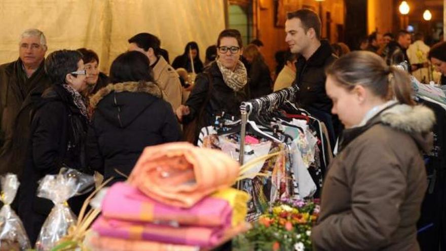 Aspecto que presentaba la feria, en calle Cartaxena, en torno a las ocho de la tarde.  // Bernabé/Javier Lalín