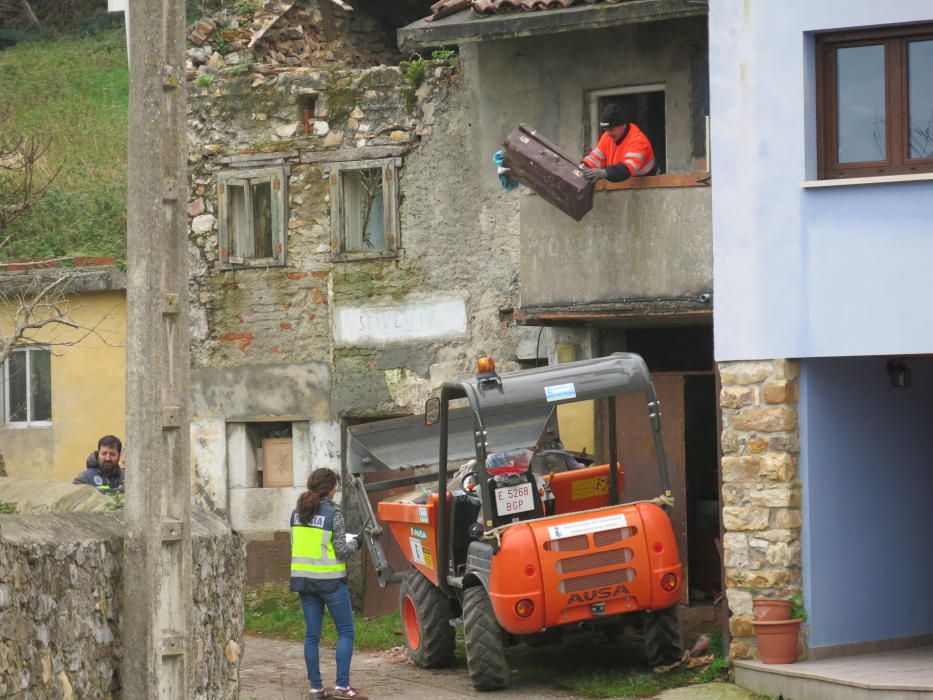 Operarios del Ayuntamiento saca de la casa maletas y enseres