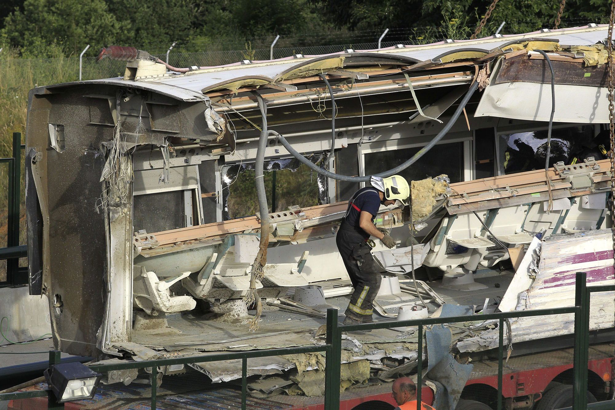 Un bombero en labores de desescombro