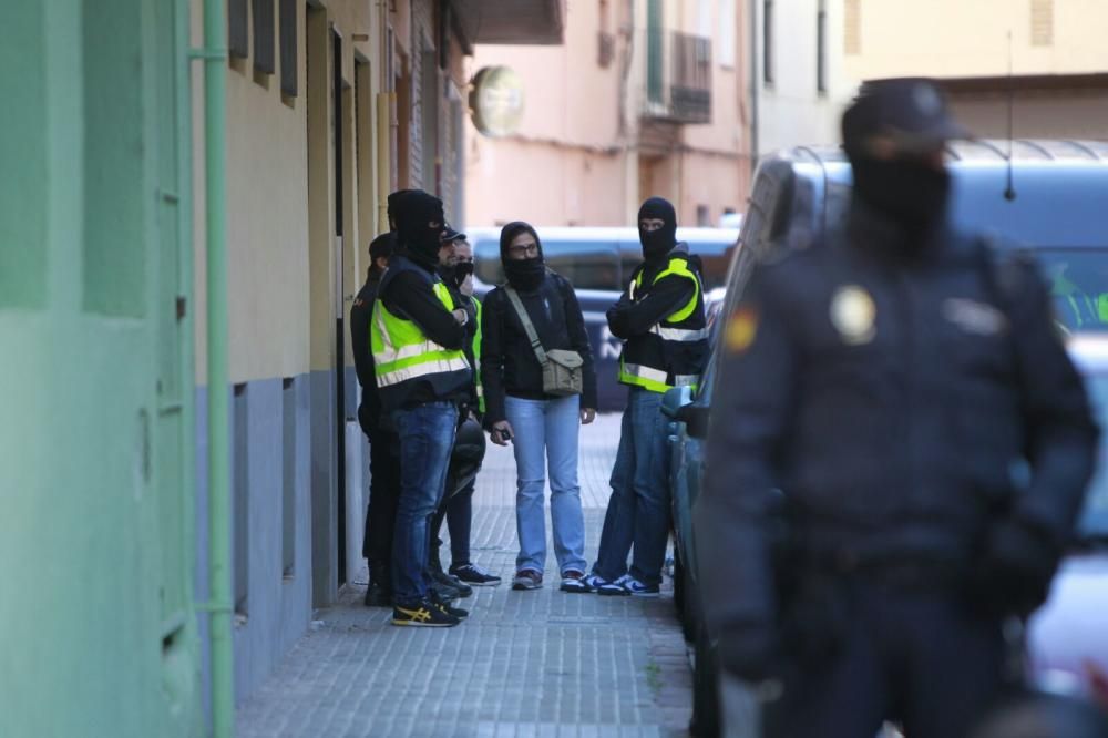 Algunos de los policías que han detenido al supuesto terrorista.