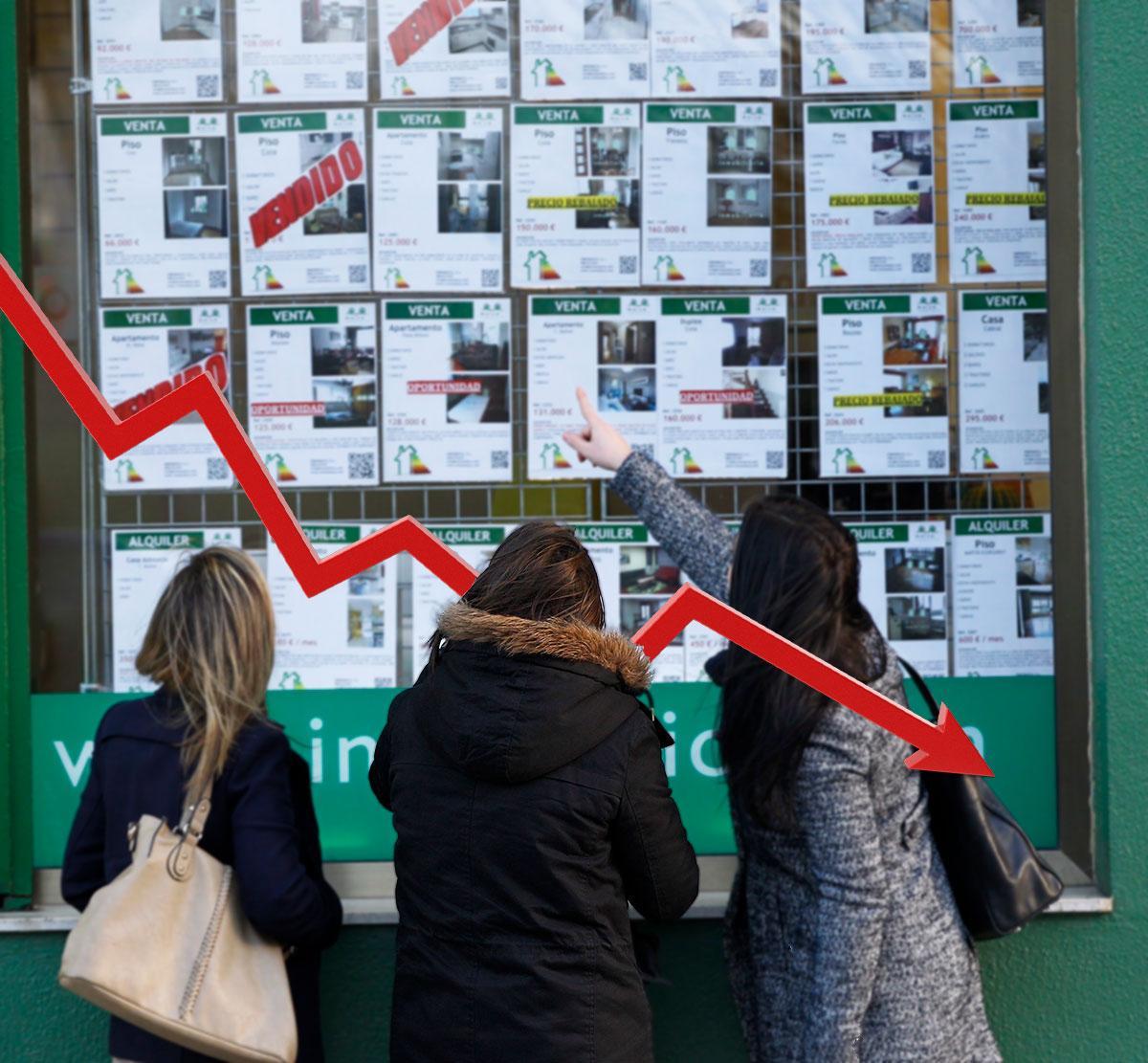 Jovenes buscan piso en una inmobiliaria.