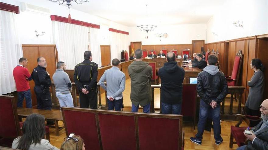Seis acusados por un tiroteo en Suerte de Saavedra de Badajoz se sientan en el banquillo