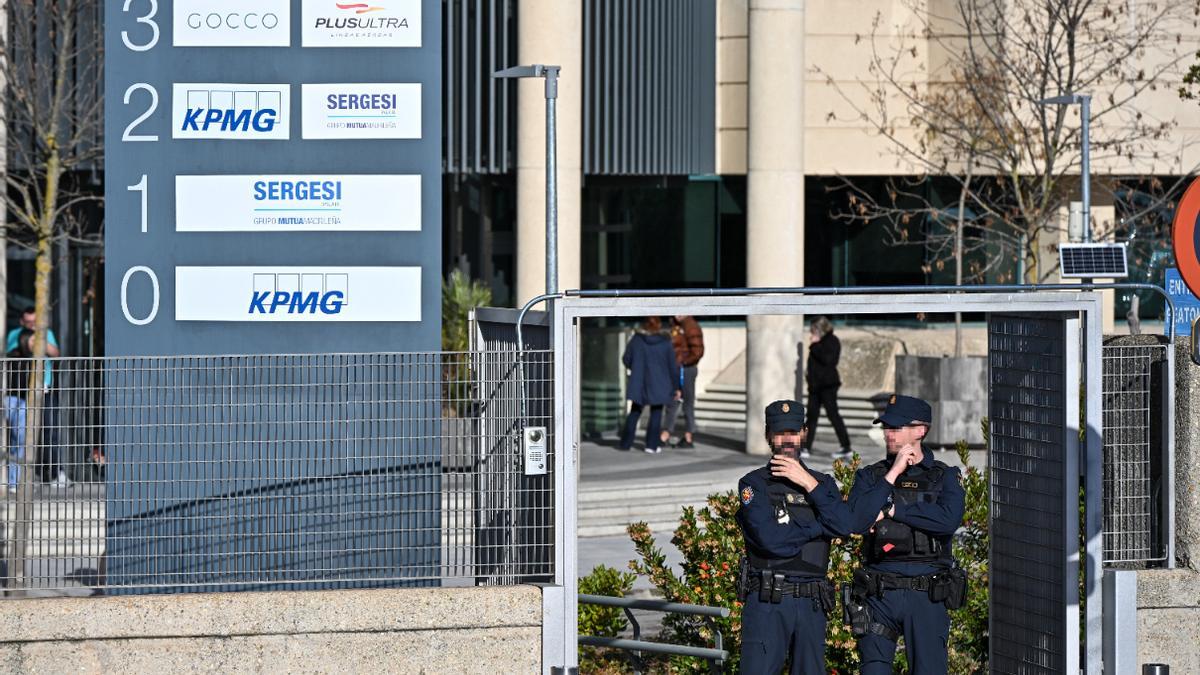 La Policía Nacional registra la sede de la aerolínea Plus Ultra por presunto blanqueo de capitales.