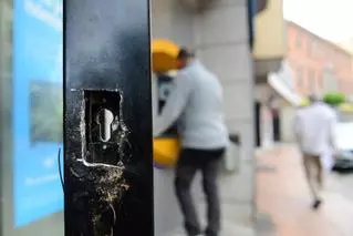 Vandalismo en Plasencia: Obstruyen las cerraduras de bancos de la 'milla de oro'