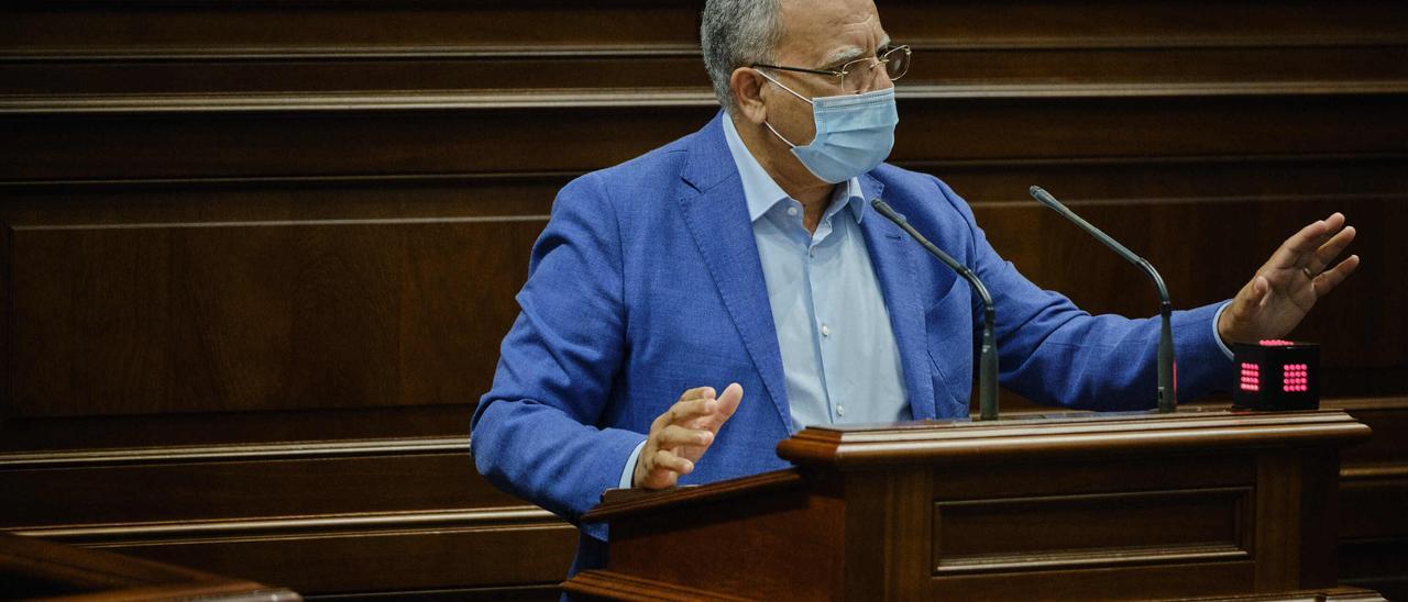 El líder de ASG, Casimiro Curbelo, durante una comparecencia anterior en el pleno del Parlamento de Canarias.
