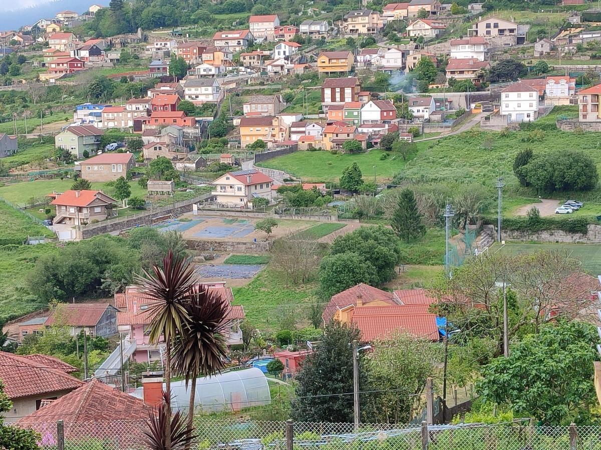 Una vista del campo de fútbol de Bueu, en A Graña, y los terrenos colindantes que el Concello pretende comprar para mejorar los accesos.