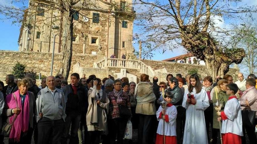 Un grupo de devotos que participaron en el jubileo que tuvo lugar el domingo en el santuario de O Corpiño.