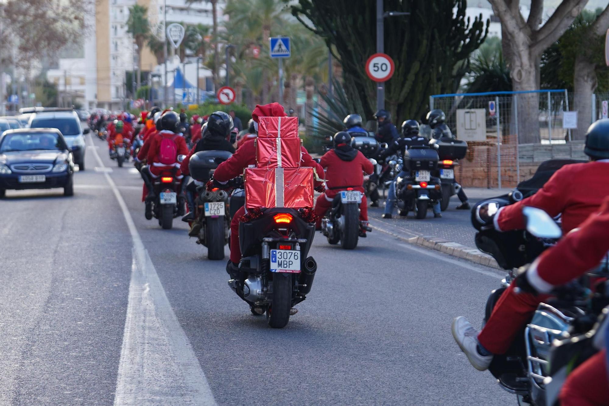Todas las imágenes de la papanoelada motera solidaria en Ibiza