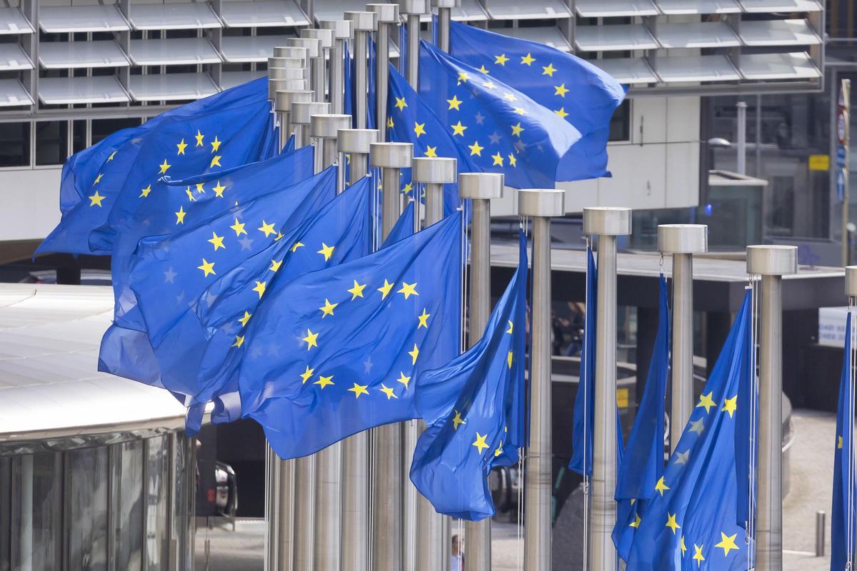 Banderas de la UE a la entrada de la sede de la Comisión Europea.
