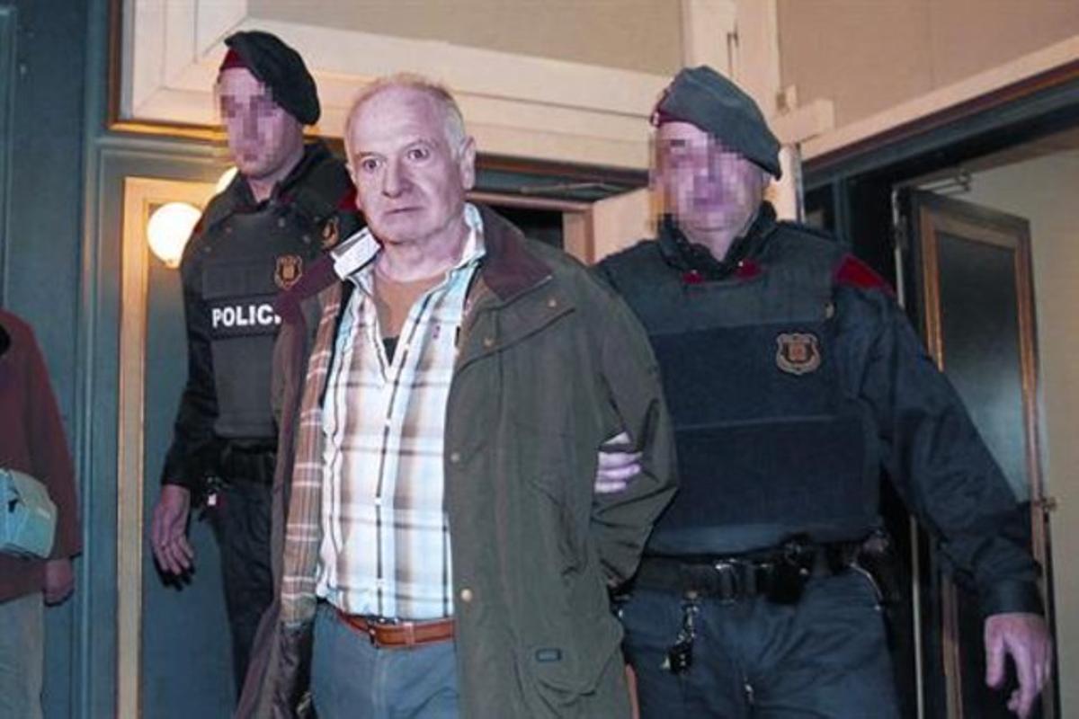 Pere Puig Puntí, vigilat per dos mossos, ahir a l’Audiència Provincial de Girona. Pere Puig Puntí, vigilat per dos mossos, ahir a l’Audiència Provincial de Girona.