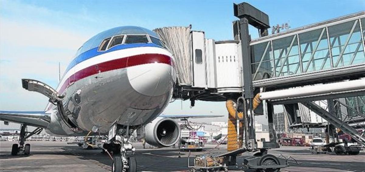 Un avió d’American Airlines a l’aeroport del Prat, en el seu primer vol directe a Nova York.