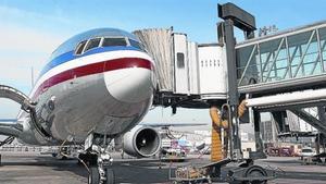 Un avión de American Airlines en el aeropuerto de El Prat, en su primer vuelo directo a Nueva York.