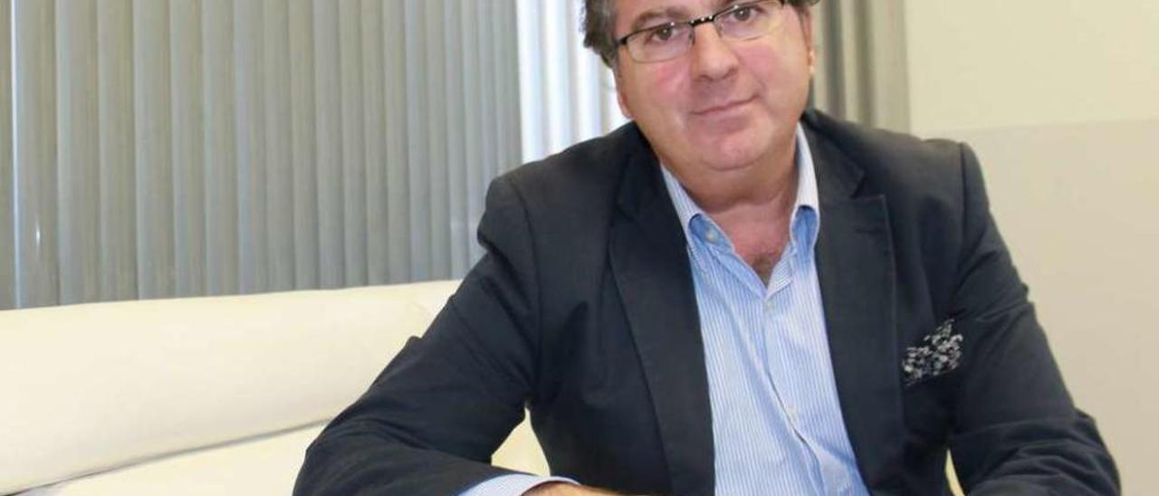 Higinio Iglesias, consejero delegado de Ebroker, en su despacho en Pravia.