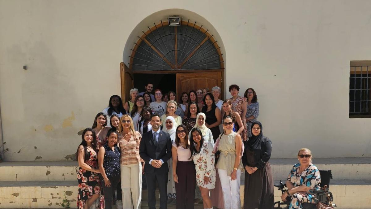 Sagredo, Isabel Segura, Andrea López y Paqui Percihe junto en el acto de fin de curso del Proyecto Sara del curso 2025 2026