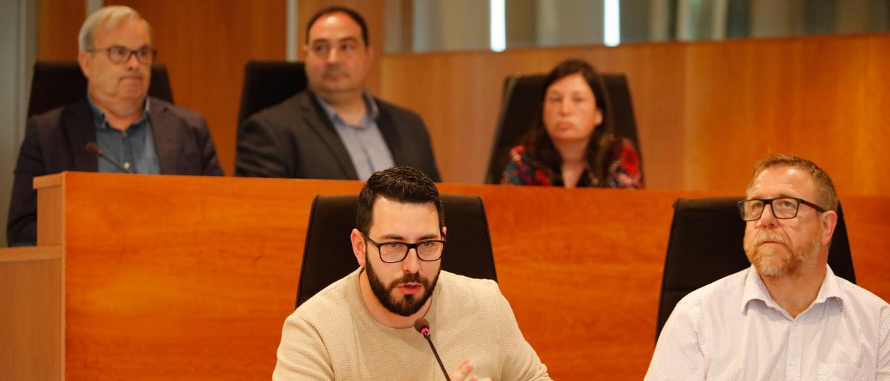 Antonio Saucedo, abajo, junto a su compañero de Unidas Podemos, Daniel Álvarez, durante un pleno del Consell.