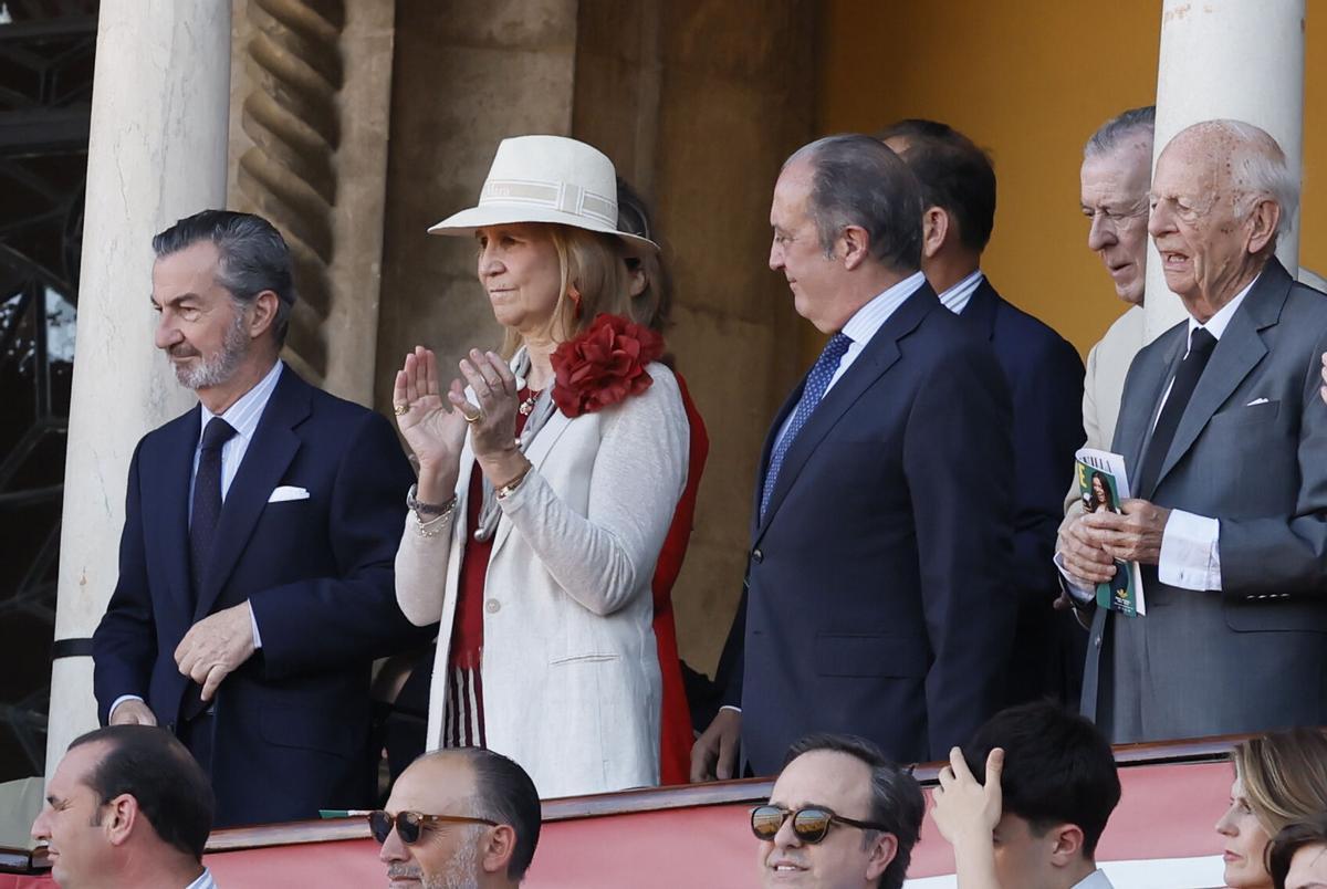 SEVILLA, 04/06/2026.- La infanta Elena de Borbón (2i) asiste este jueves, a la corrida del Corpus en la Real Maestranza de Sevilla. EFE/ José Manuel Vidal