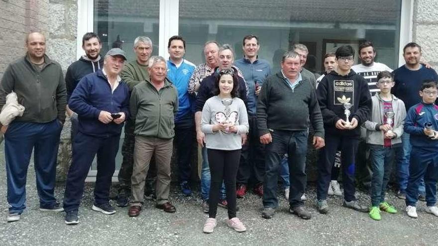 Los asistentes al campeonato social de pesca se citaron en el teleclub de Cira.