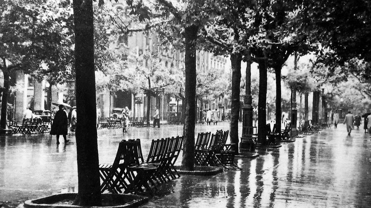 La lluvia cae sobre el bulevar del antiguo paseo Independencia, 1956