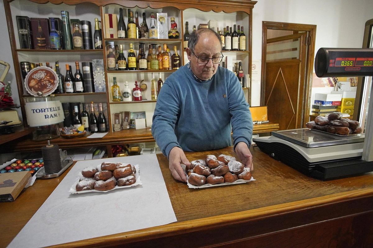 El pastisser Josep Maria Marquès, pesant i embolicant safates de bunyols.