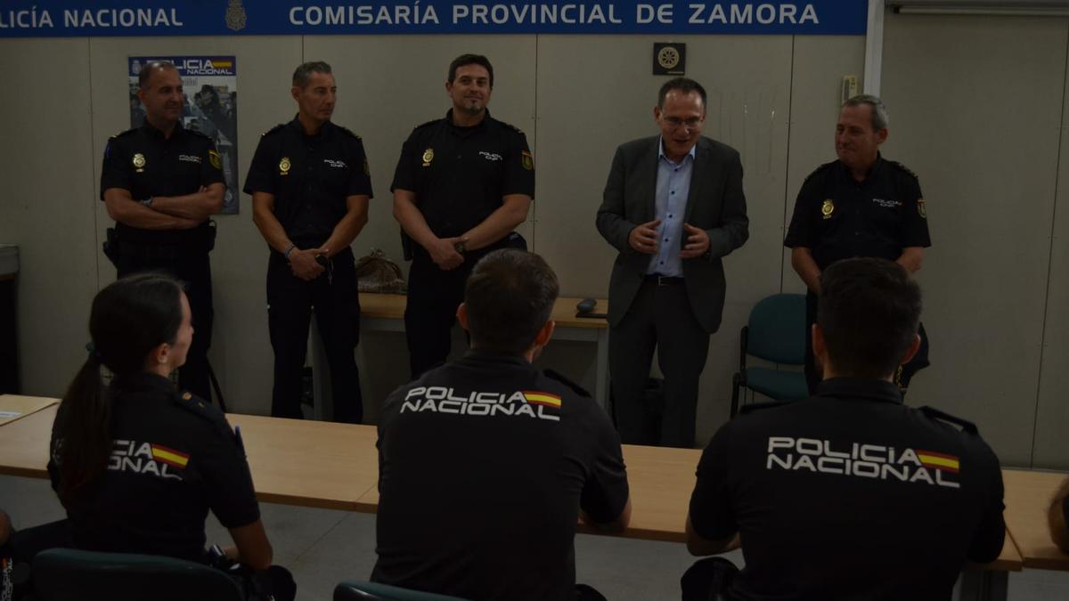 Ángel Blanco junto al comisario jefe, Guillermo Vara (derecha), en las dependencias de la Policía Nacional en Zamora. | Cedida