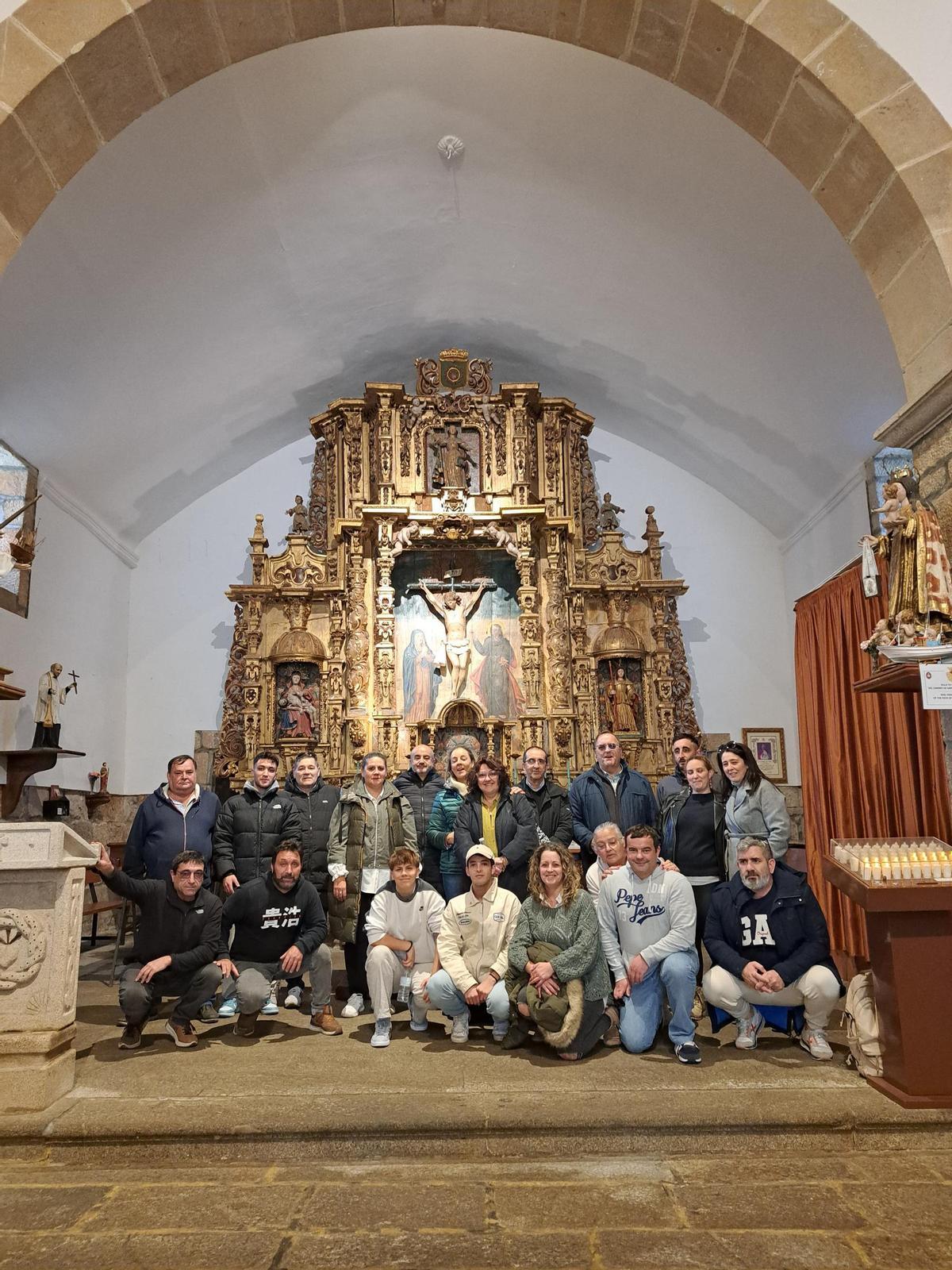 Foto de grupo de las costaleras y costaleros de Baiona. Semana Santa. 2025