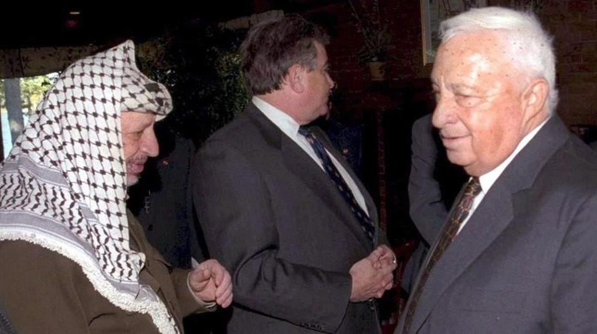 Foto de archivo del 21 de octubre del 1998 del Ministro de Exteriores Ariel Sharon junto al Presidente palestino Yasser Arafat durante las conversaciones de paz en Wye Plantation, Estados Unidos