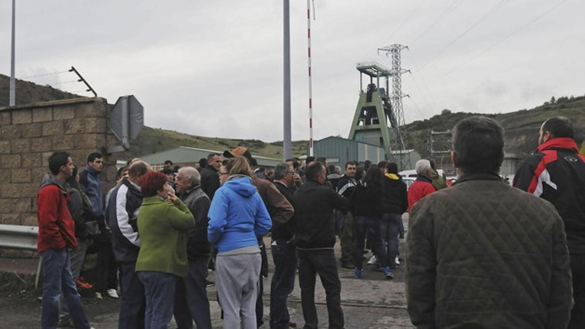 Personas congregadas a las puertas del Pozo Emilio del Valle de Llombera de Gordón (León), este lunes.