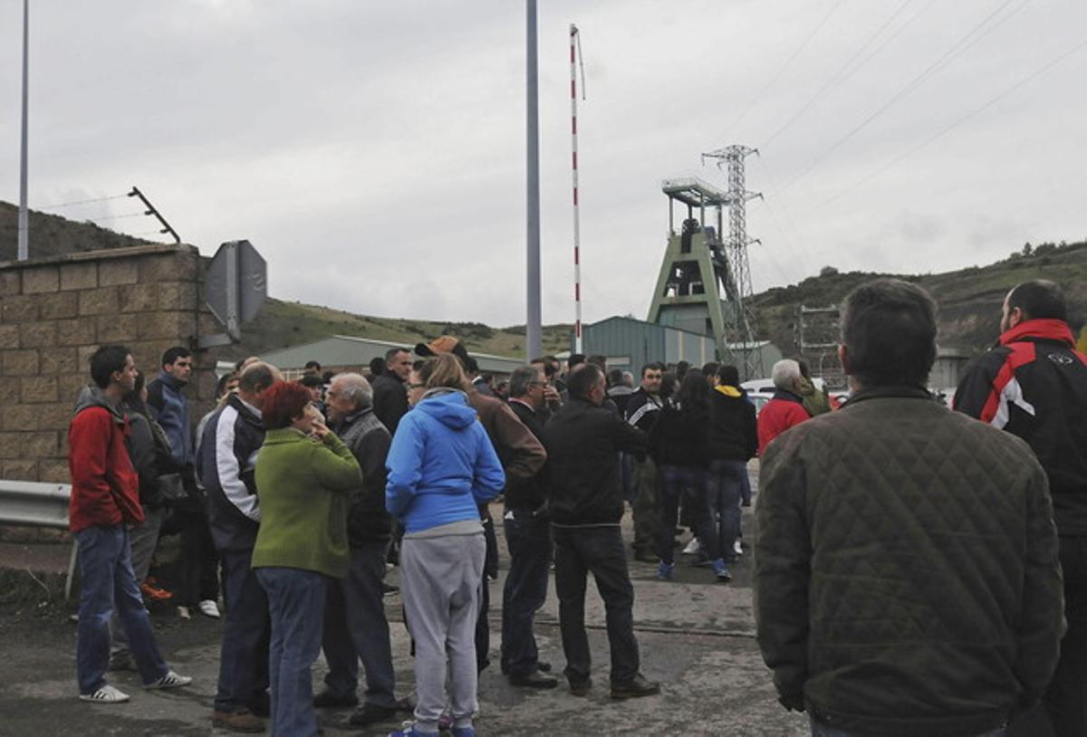 Persones congregades a les portes del pou Emilio del Valle, de Llombera de Gordón (Lleó), aquest dilluns. Persones congregades a les portes del pou Emilio del Valle, de Llombera de Gordón (Lleó), aquest dilluns.