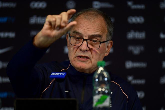 Bielsa se despide de Uruguay y dice que los jugadores le pidieron que hablara menos