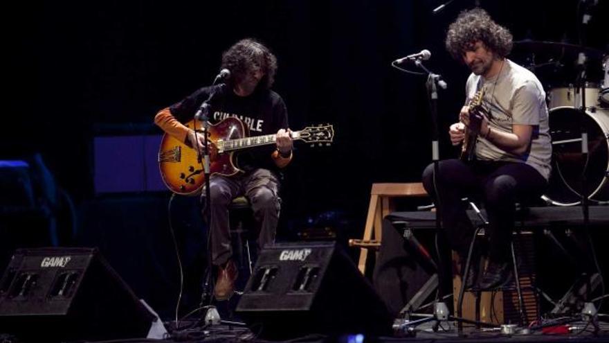 Por la izquierda, Robe Iniesta e Iñaki Uoho, «Extremoduro», ayer, durante su actuación en el teatro Filarmónica de Oviedo.