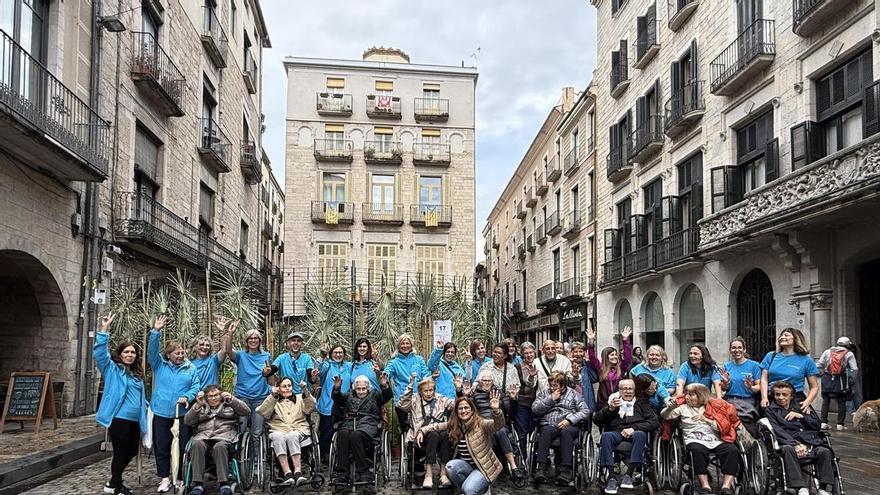 Els avis de la residència Can Regàs visiten Temps de Flors amb voluntaris de CaixaBank