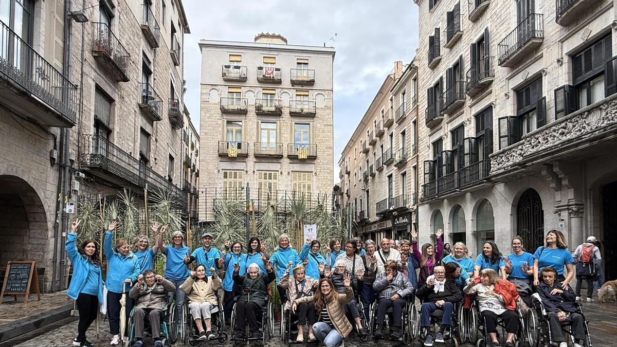 Voluntàries de CaixaBank acompanyen residents de Can Regàs durant la visita a Temps de Flors.