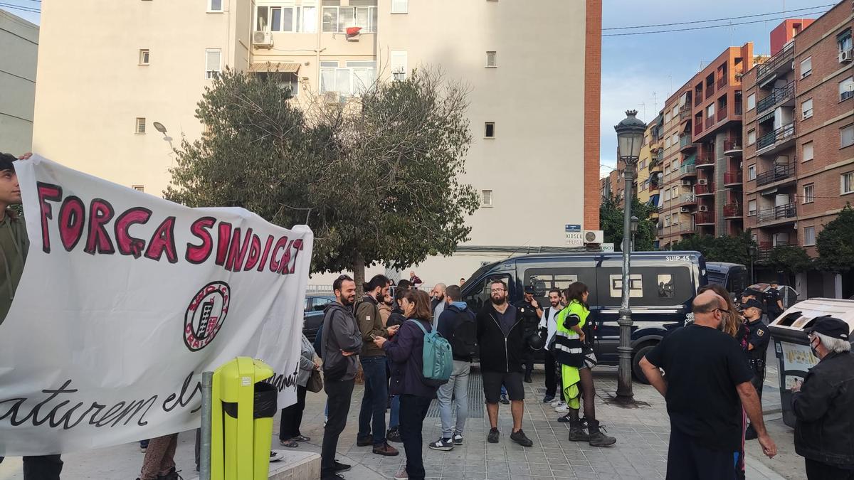 Los activistas del sindicato de barrio Orriols en Bloc, protestan contra un desahucio