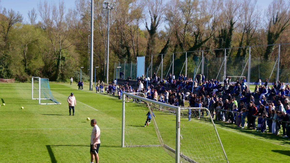 FOTOS: Así fue el entrenamiento del Oviedo a puerta abierta en El Requexón
