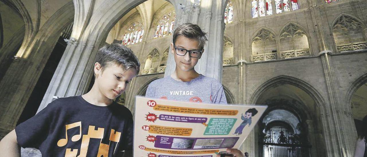 Max y Mateo Gericke, leyendo la guía turística infantil de la Catedral de Oviedo.