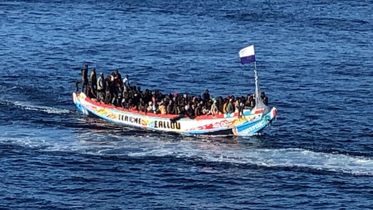 Cayuco llegado a las costas de El Hierro este viernes.