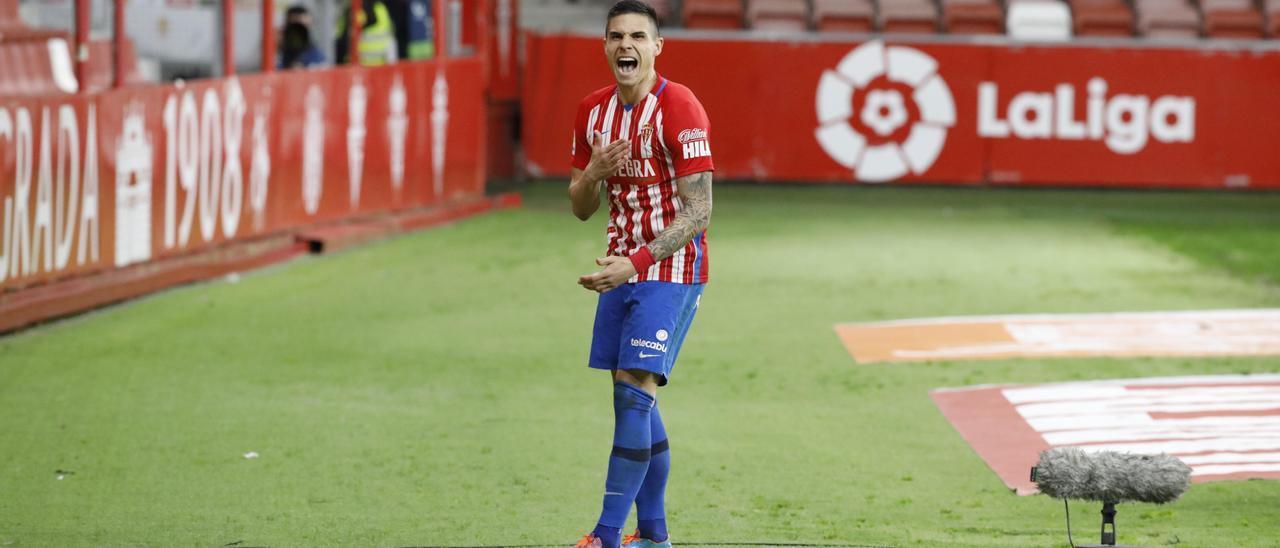Djuka celebra un gol con el Sporting en El Molinón
