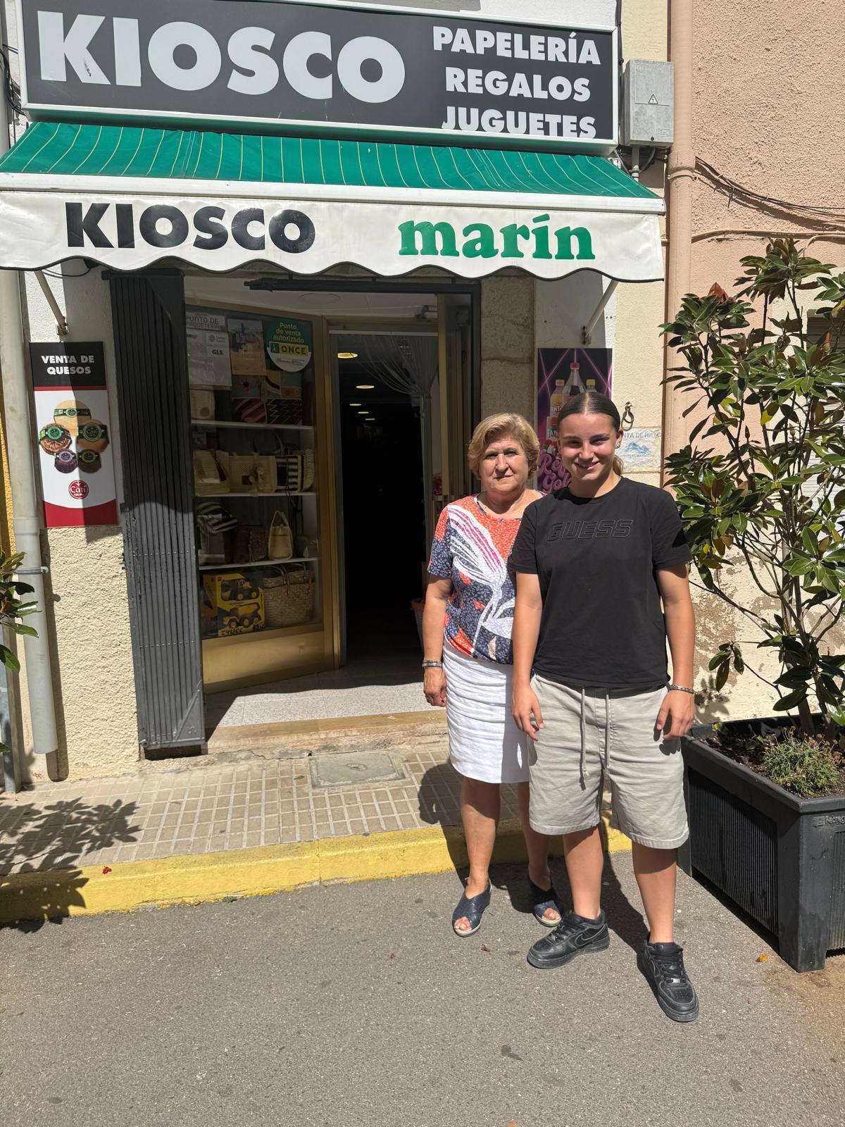 Abuela y nieta, en la puerta del comercio que ha dado la vuelta a medio mundo gracias a un popular vídeo en Tiktok.