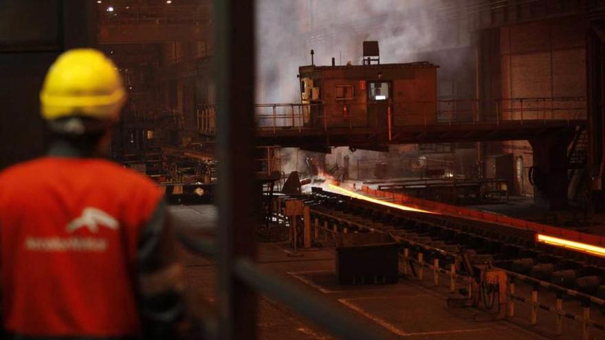 Un siderúrgico observa el funcionamiento del tren de carril de Veriña.