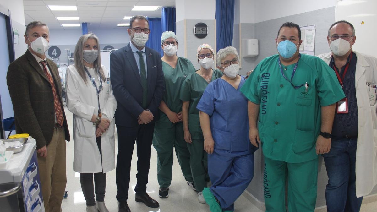 Carlos Bautista, con directivos y pesonal del Hospital de Día Quirúrgico del Hospital de la Axarquía.