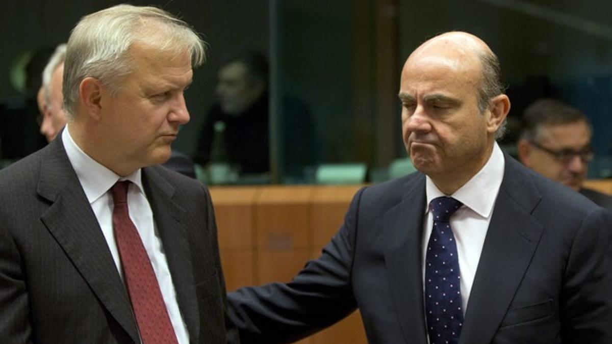 Rehn y Guindos, en la reunión del Eurogrupo en Bruselas, el pasado jueves.