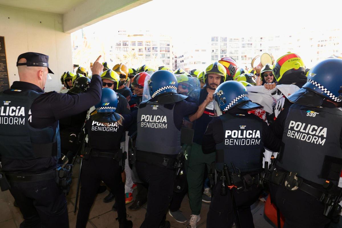 "Da la cara, Toni Pérez". Más de 200 bomberos del Consorcio Provincial de Alicante protestan en Benidorm